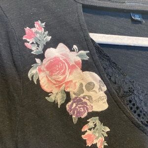 Torrid L Tee. Short Sleeve v neck. Roses & Skulls.